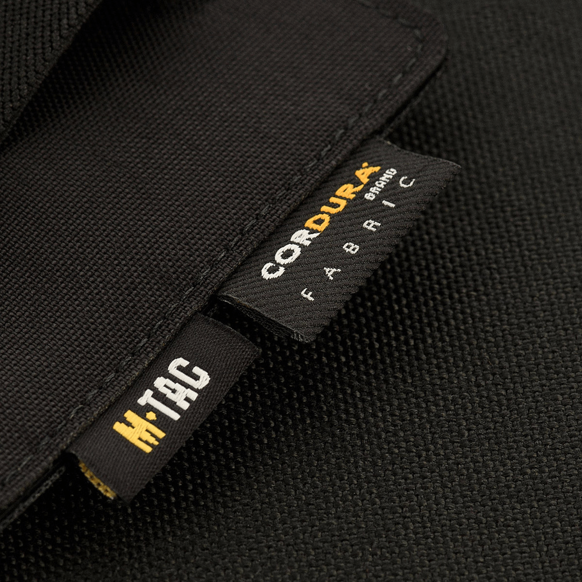 Nærbillede af M-Tac Double Mag Pouch Hook Backed Magazine lavet af Cordura-stof med etiketter