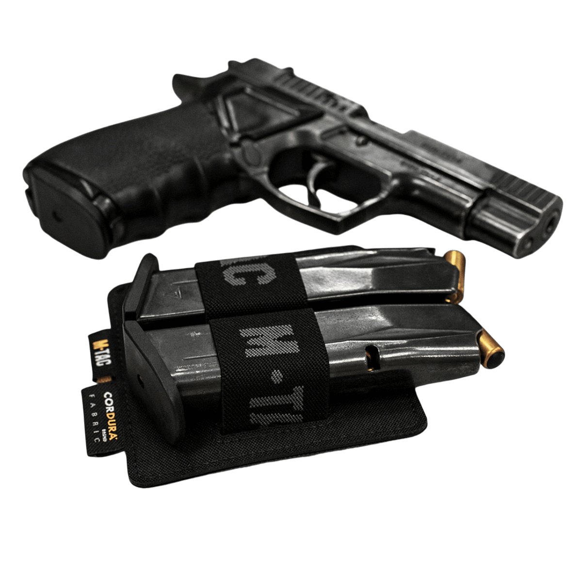M-Tac Double Mag Pouch Hook Backed Magazine med to magasiner ved siden af ​​en pistol