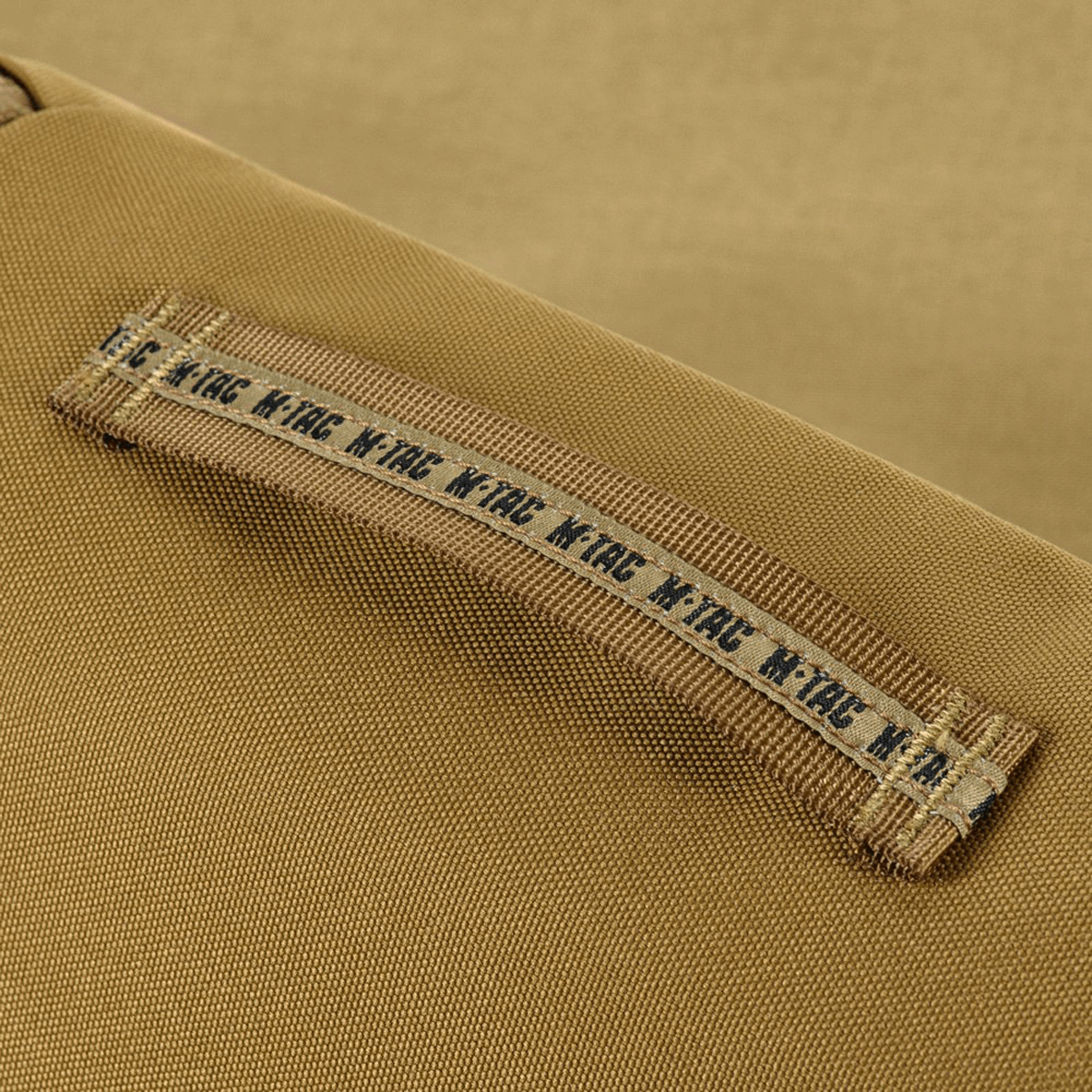 M-Tac Toilettaske i vandafvisende 600D polyester, kompakt design til rejser, med praktisk håndtag og PVC-belægning.