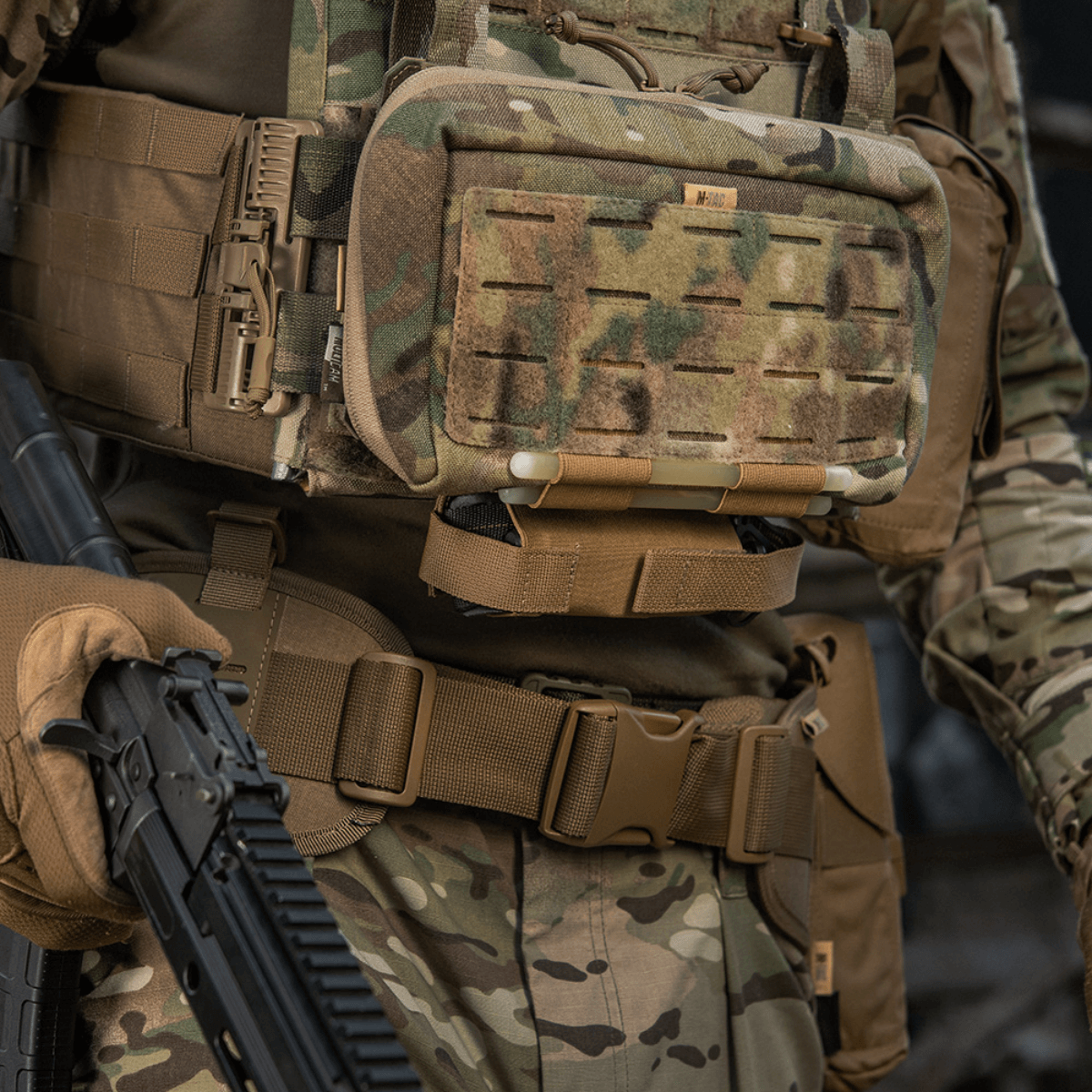 M-Tac Tourniquet Pouch Elastisk VELCRO Gen.II fastgjort til taktisk gear i et militært setup