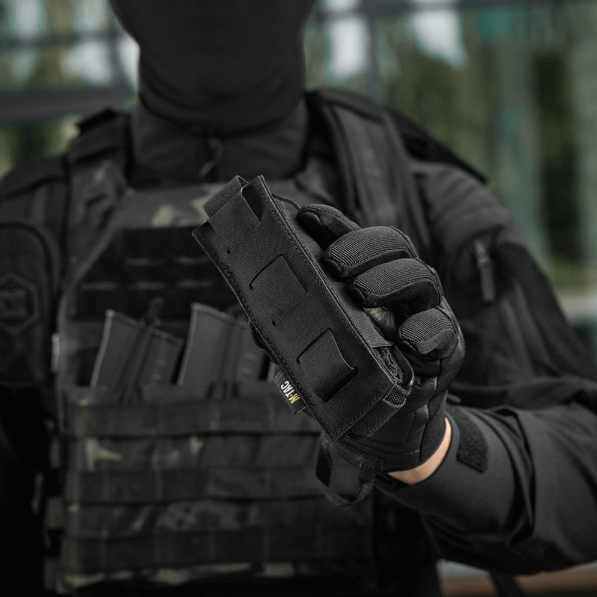 M-Tac Tourniquet Pouch Elastisk med MOLLE Gen.II i brug, holdt af person iført taktisk udstyr, giver hurtig adgang.