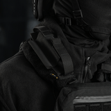 M-Tac Elastisk Tourniquet Pouch Molle Gen.III monteret på sort taktisk jakke