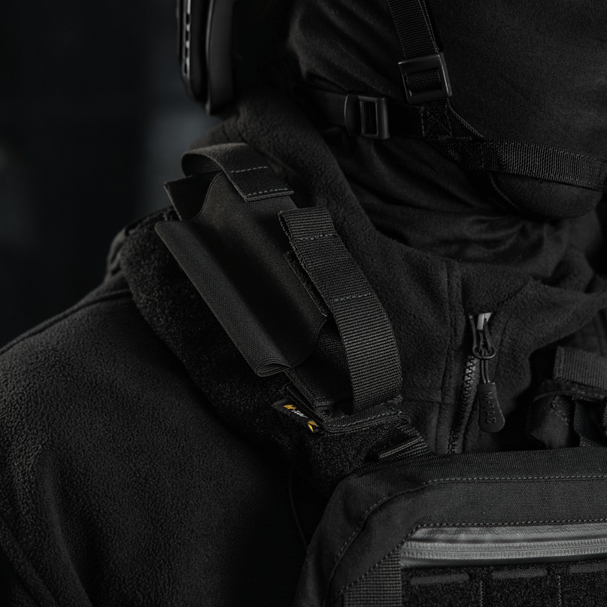 M-Tac Elastisk Tourniquet Pouch Molle Gen.III monteret på sort taktisk jakke
