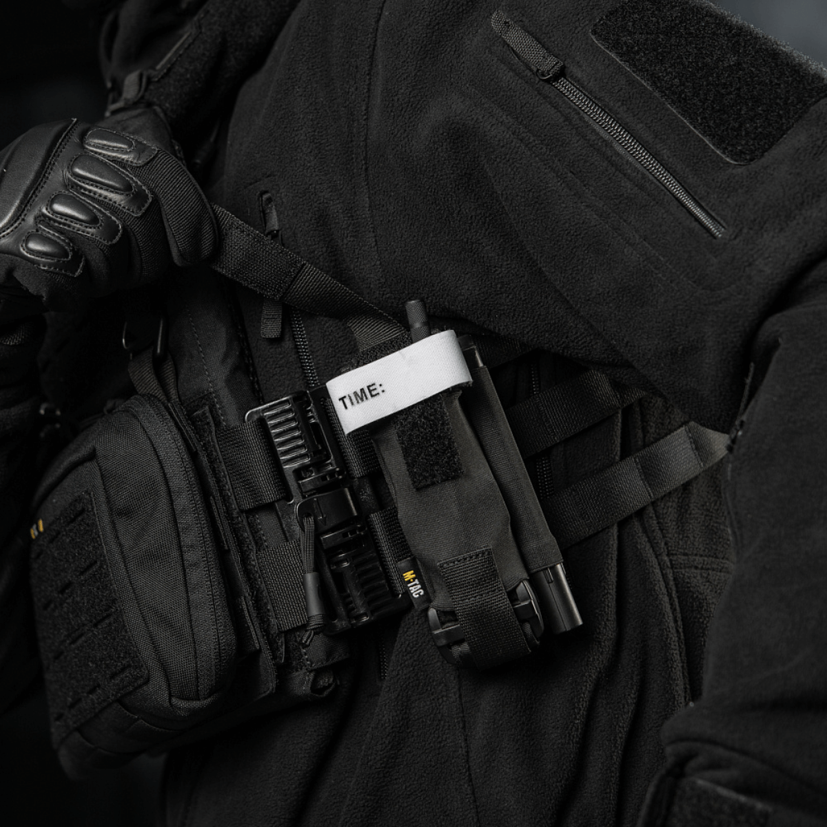 M-Tac Elastisk Tourniquet Pouch Molle Gen.III bæres af taktisk udstyr, fremstillet af Cordura, designet til hurtig adgang til tourniquet.