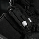 M-Tac Elastisk Tourniquet Pouch Molle Gen.III monteret på uniform, viser elastisk holder og hurtig adgangssystem.
