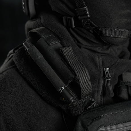 M-Tac Elastisk Tourniquet Pouch Molle Gen.III til hurtig adgang og sikker opbevaring af tourniquet, monteret på taktisk udstyr.
