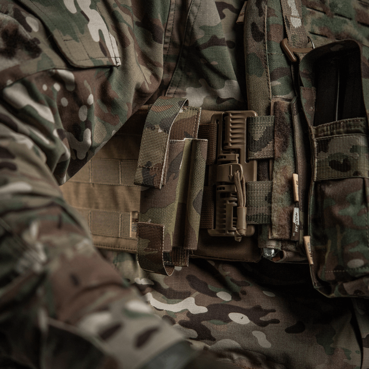 M-Tac Elastisk Tourniquet Pouch Molle Gen.III fastgjort til camouflageuniform