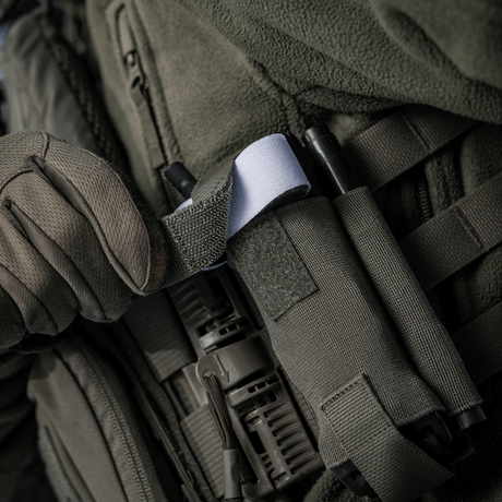 M-Tac Elastisk Tourniquet Pouch Molle Gen.III i brug, sikrer hurtig adgang til tourniquet, lavet af robust Cordura Squadron materiale.
