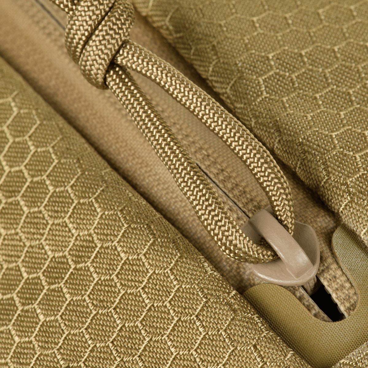 Nærbillede af M-Tac Sphaera Hex Hardsling Taske Gen.II Elite materiale og lynlåsdetaljer i Cordura/Hex-polyester.