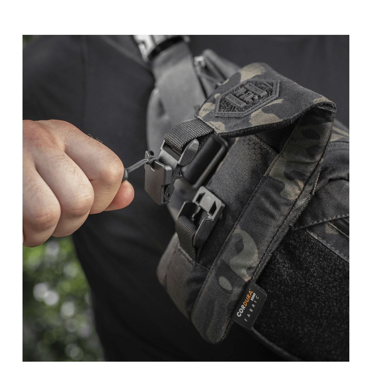 M-Tac Smartphone Lomme Elite Large Hex med magnetisk spænde og slidstærkt CORDURA HEX-materiale til sikker opbevaring af smartphones.