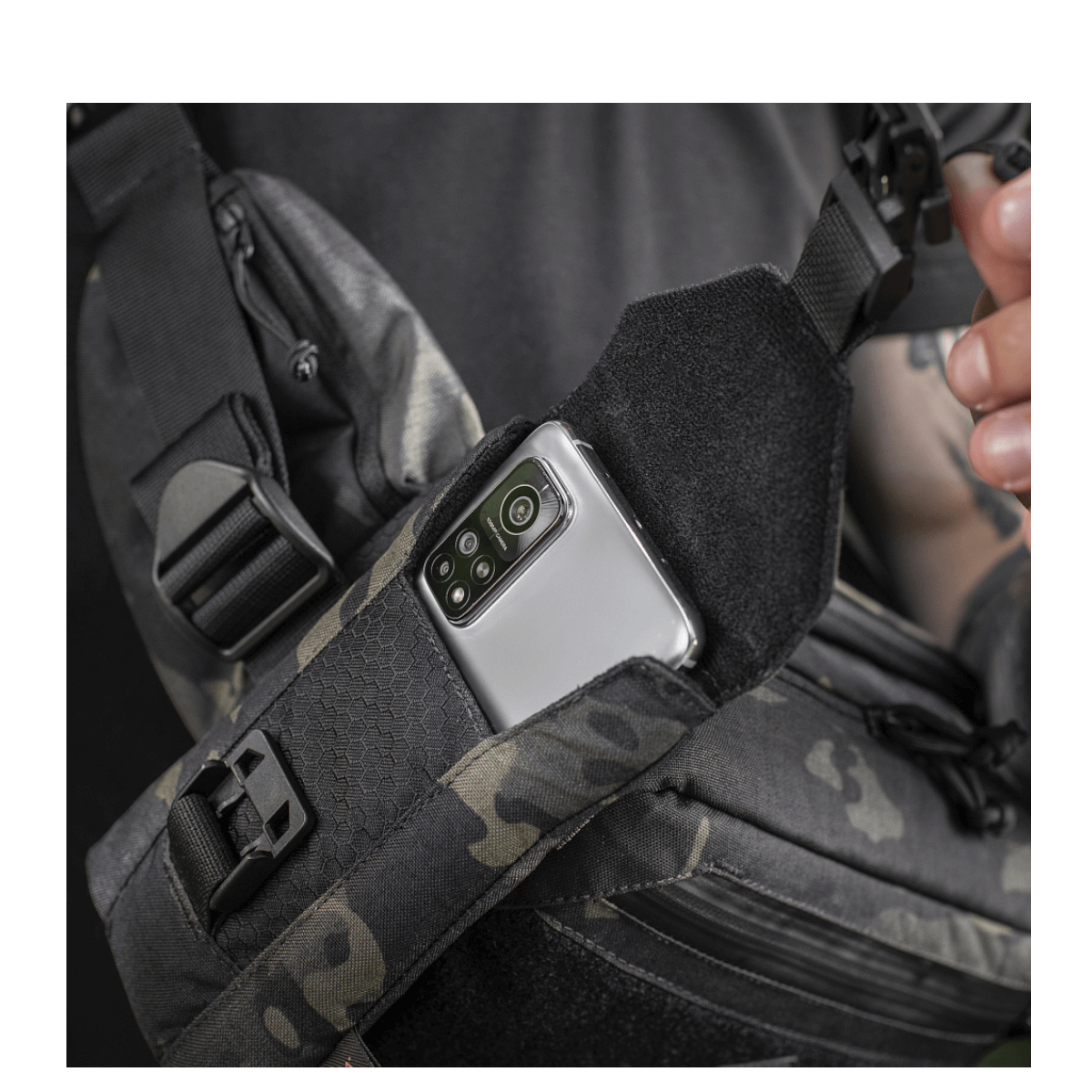 M-Tac Smartphone Lomme Elite Large Hex sort taske med magnetisk spændelukning og plads til smartphone op til 6,5 tommer i Cordura materiale.