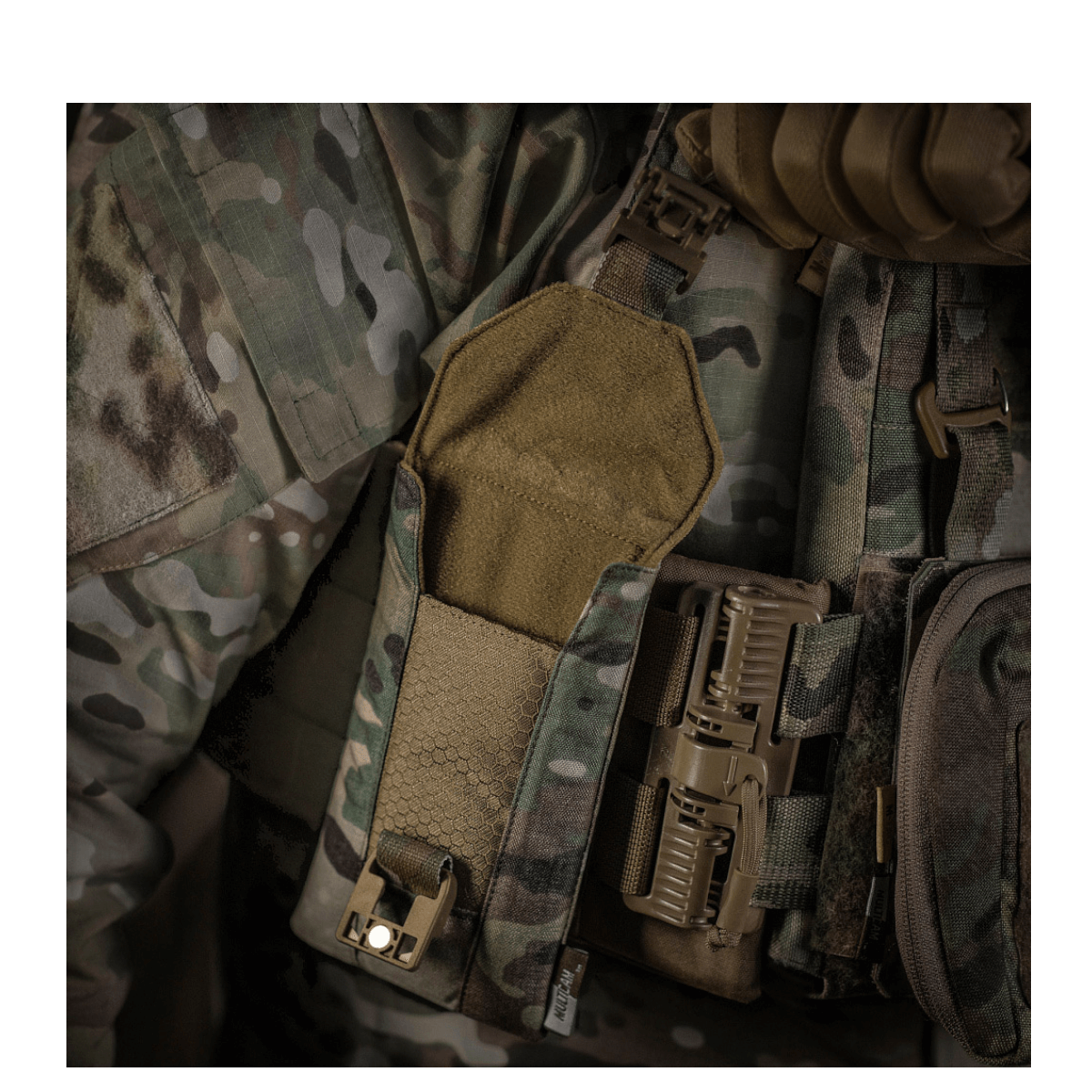 M-Tac Smartphone Lomme Elite Large Hex monteret på camouflageudstyr, lavet af holdbart CORDURA HEX-materiale med WJ magnetisk spænde.