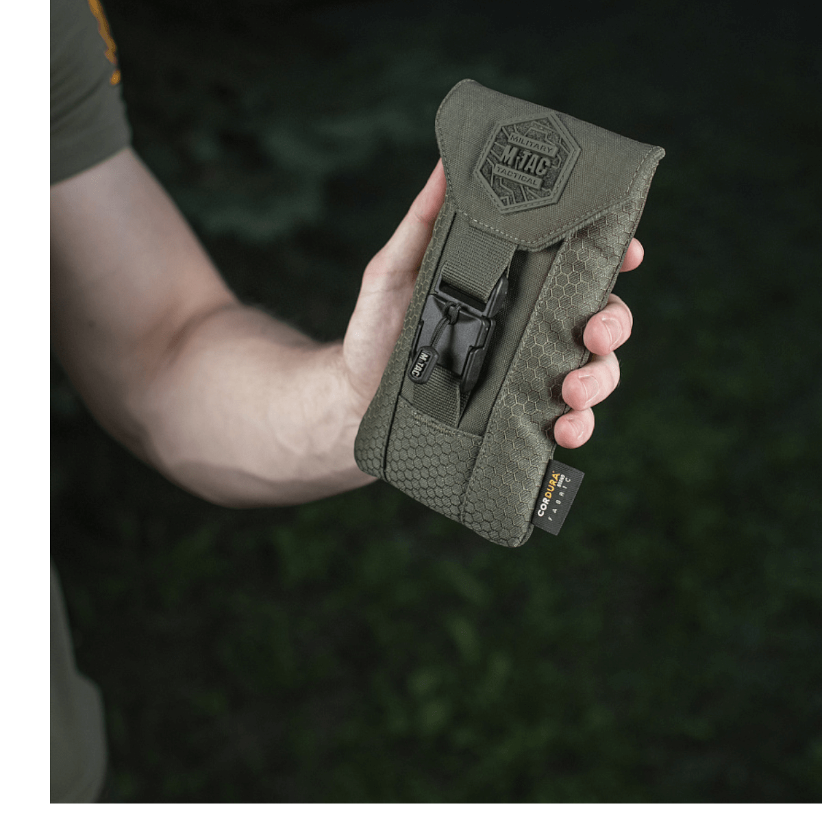 M-Tac Smartphone Lomme Elite Large Hex i hånden, lavet af slidstærkt CORDURA HEX materiale med WJ magnetisk spænde, sort design.