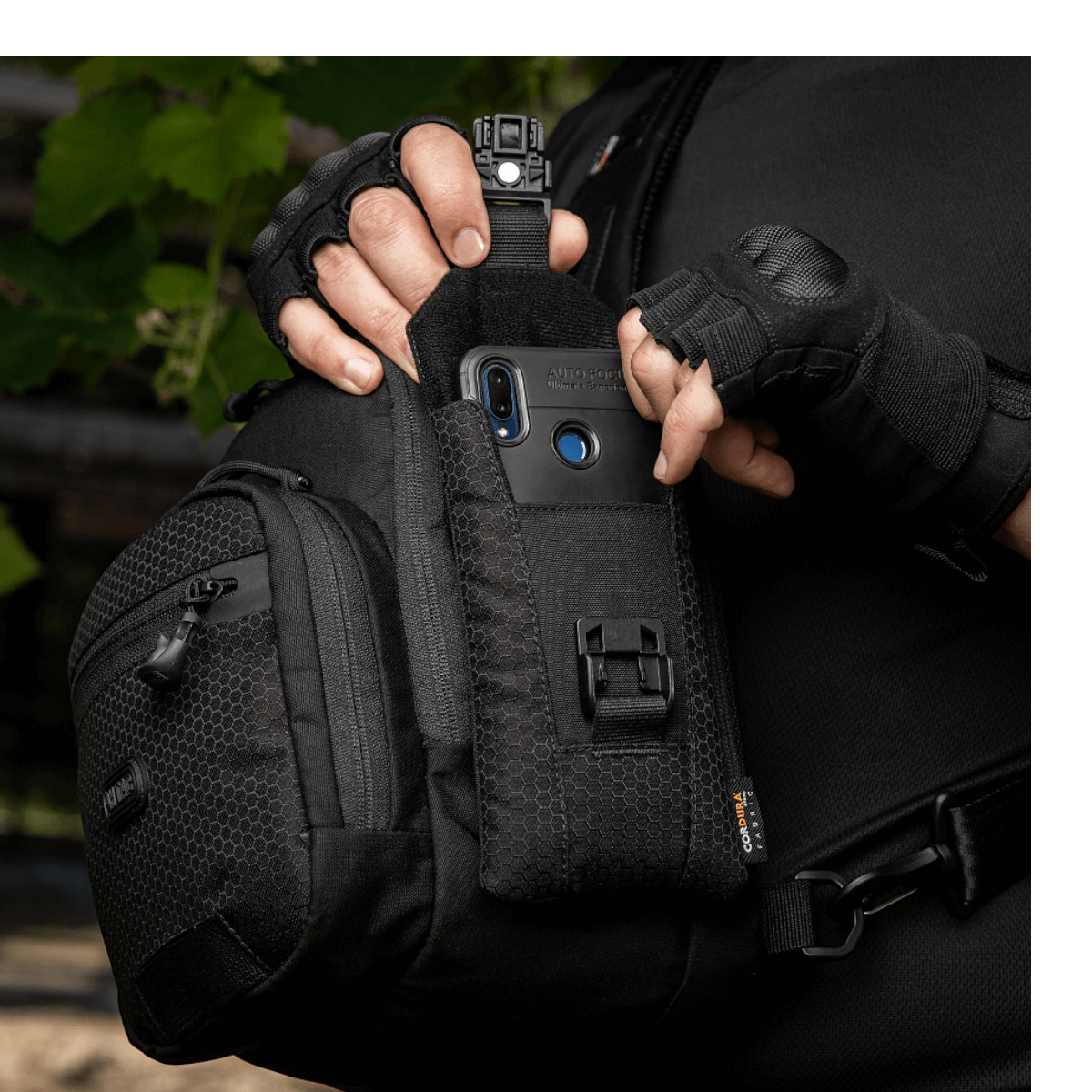 M-Tac Smartphone Lomme Elite Large Hex i slidstærkt CORDURA HEX materiale med magnetisk WJ spænde til sikker opbevaring af telefon.