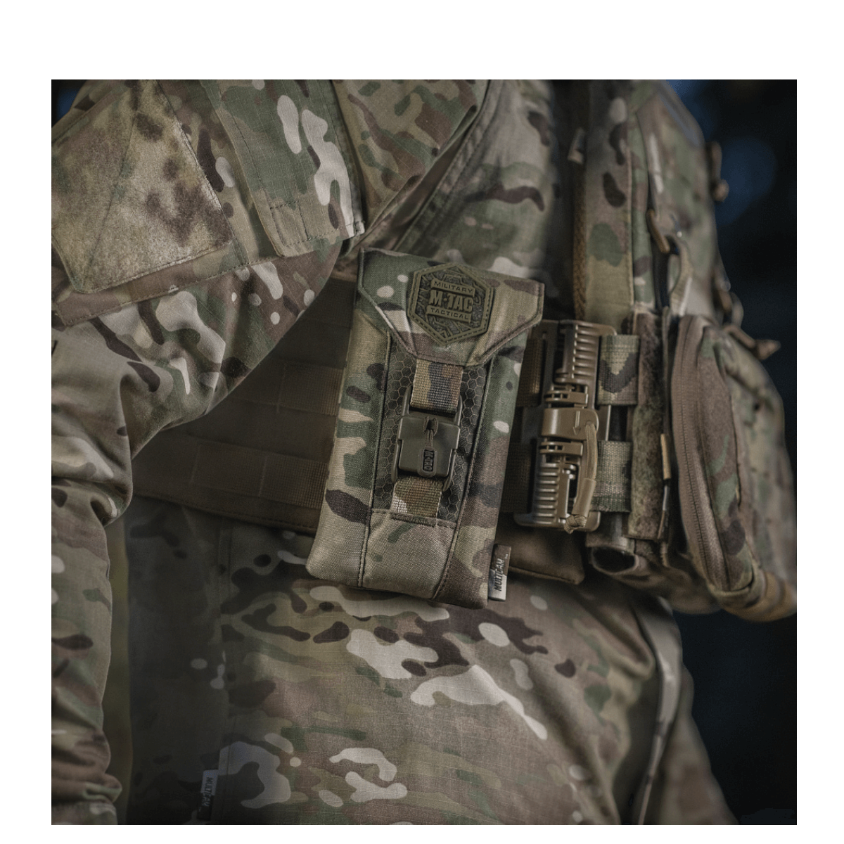 M-Tac Smartphone Lomme Elite Large Hex monteret på camouflagejakke til sikker opbevaring, lavet af slidstærkt CORDURA HEX materiale.