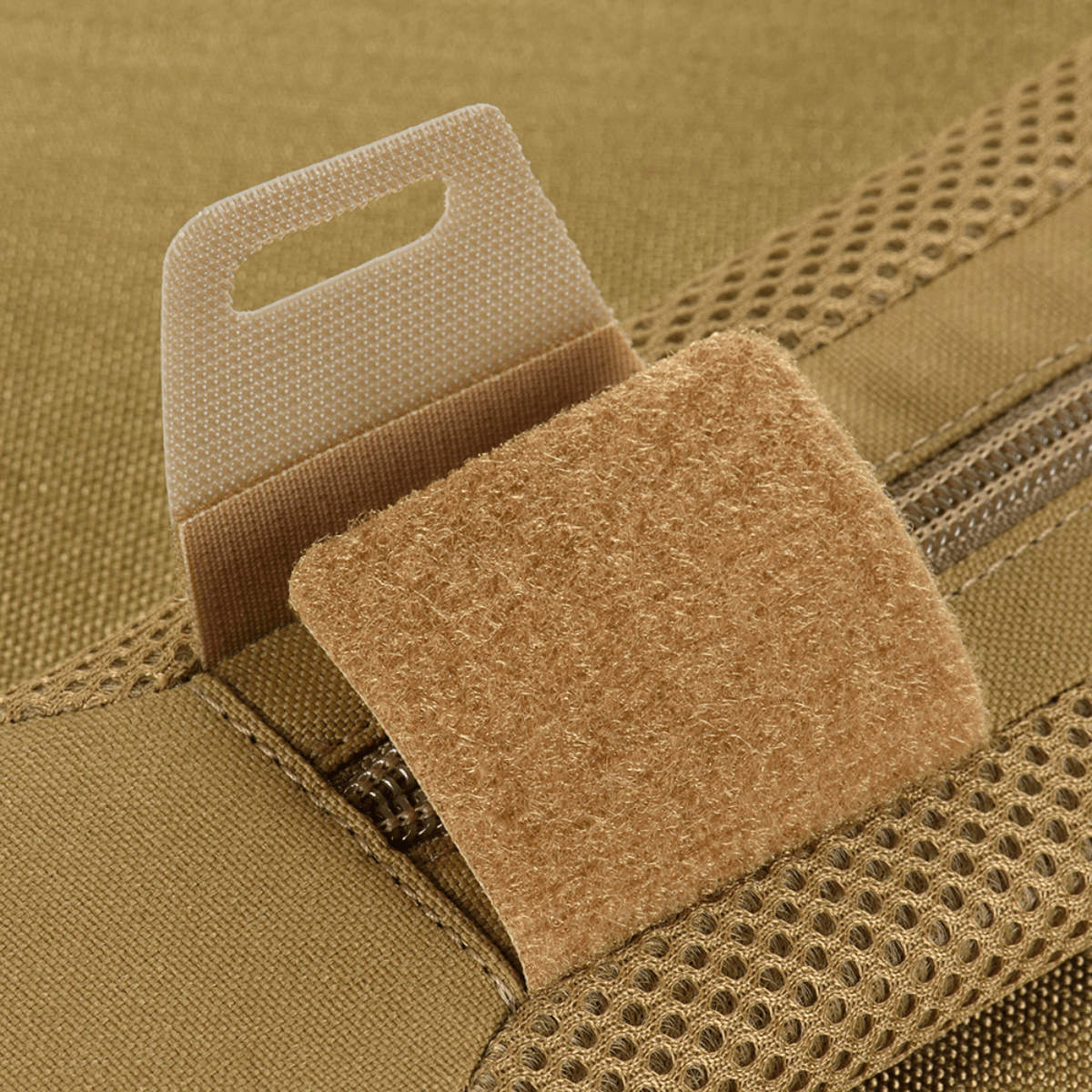 M‑Tac Skulderremspude 40 mm Elite med robust Cordura-materiale og 3D mesh til ventilation og trykaflastning. Detalje af rem og velcro-lukning.