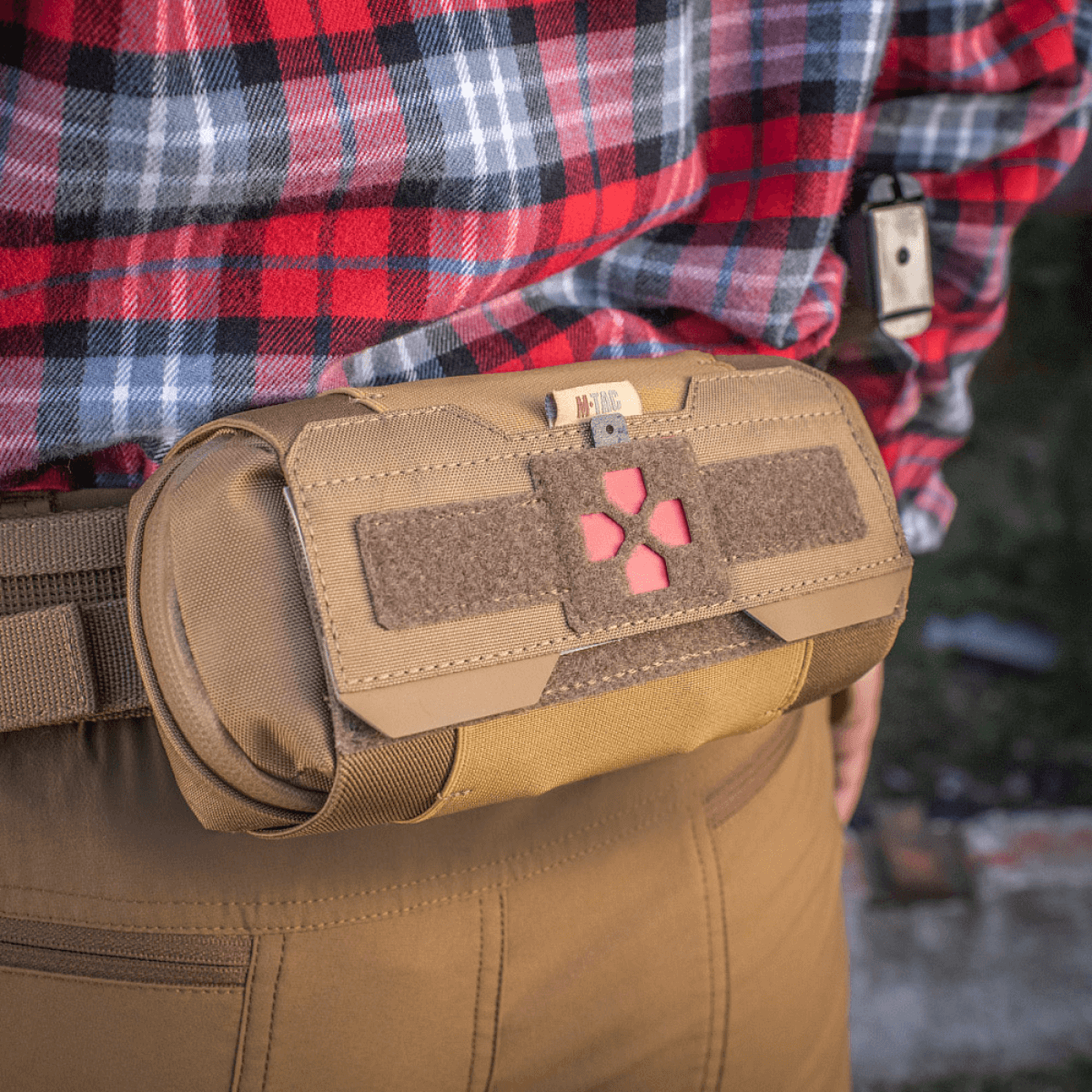 M‑Tac Horizontal Medical Pouch Elite monteret på bælte, viser holdbar Cordura 500D, vandtæt lynlås og organiseringssystem.