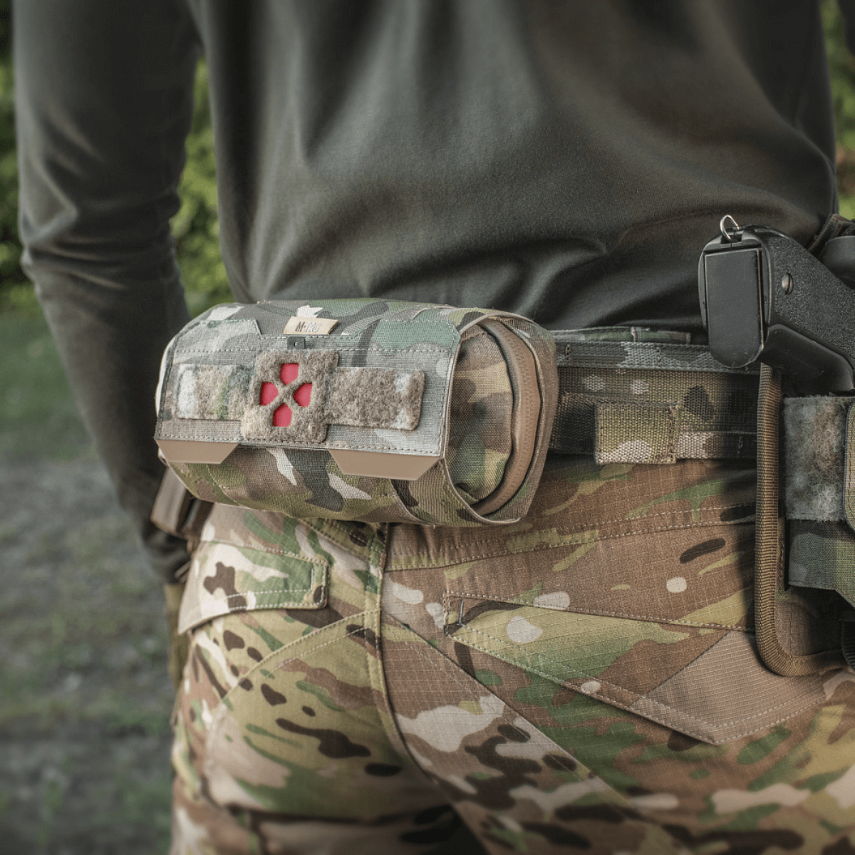 M-Tac Horizontal Medical Pouch Elite monteret på camouflageuniform i felten, ideel til førstehjælp med vandtæt lynlås og organizer