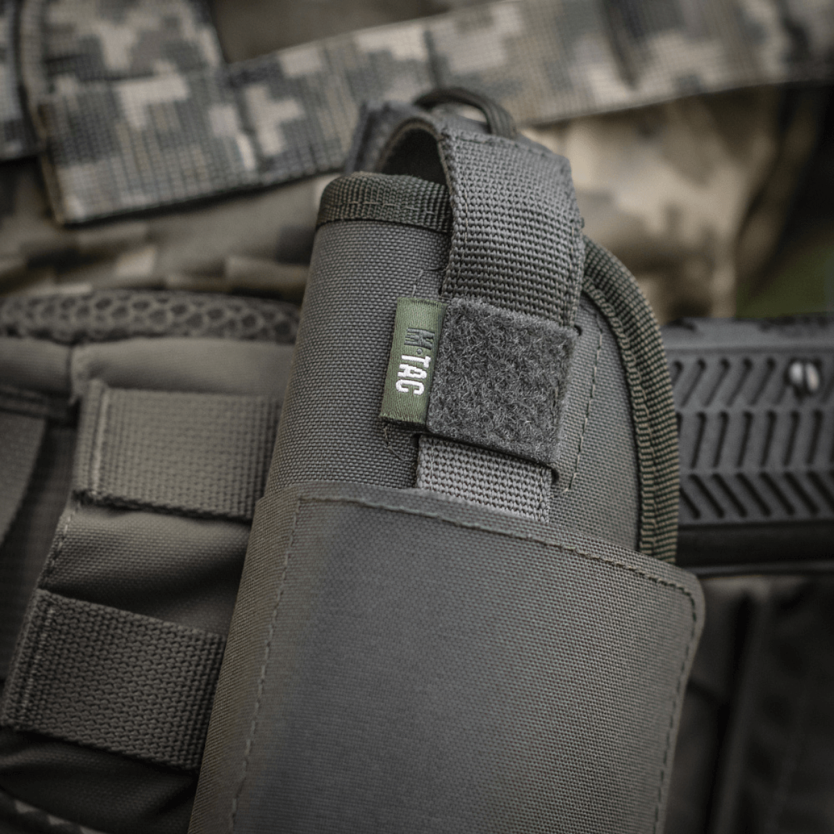 M-Tac Universal Taktisk Hylster Elite Venstre i grå Cordura med MOLLE-interface og justerbar Velcro-lås til sikker pistolfastgørelse.