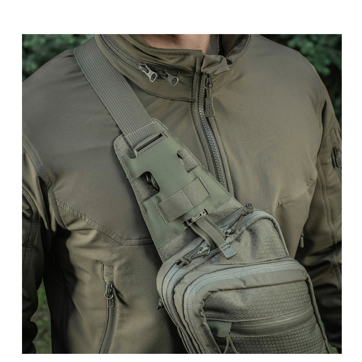 M-Tac Sling Pistoltaske Elite Hex i brug, bæret på skulder med justerbar rem og hurtigspænde, lavet af holdbart Cordura 1000D og Hex.