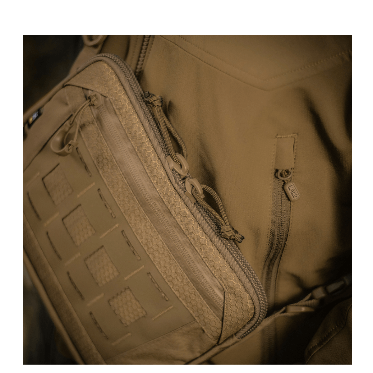 M-Tac Admin Taske Elite i slidstærkt Cordura 500D-materiale med YKK-lynlåse og Woojin-spænder for optimal funktionalitet.