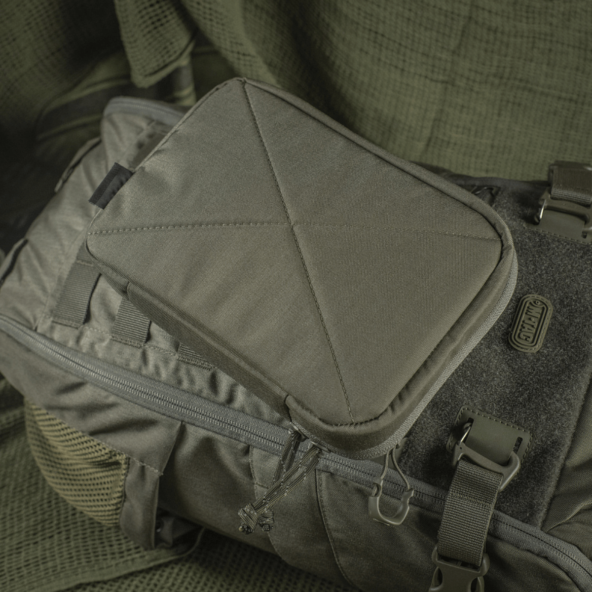 M-Tac Utility Organizer Slim Elite i Cordura 500D på rygsæk, klar til EDC-kit og opbevaring af nødvendige genstande.