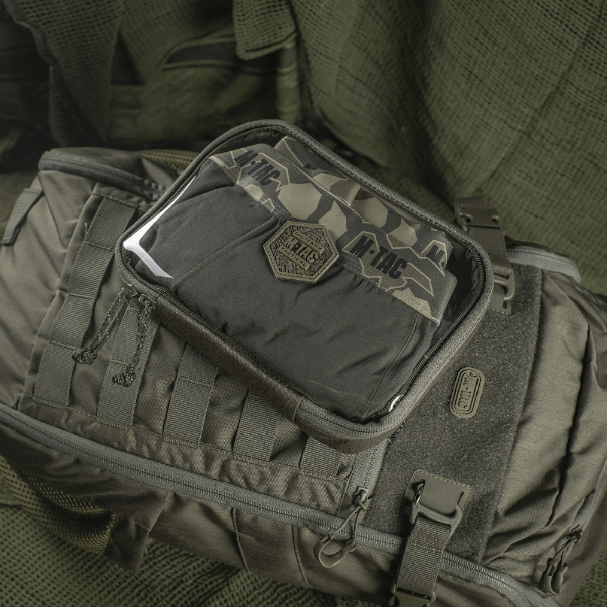 M-Tac Utility Organizer Slim Elite med transparent forvæg, ideel til EDC-kit opbevaring, lavet af Cordura 500D, vist på en taske.