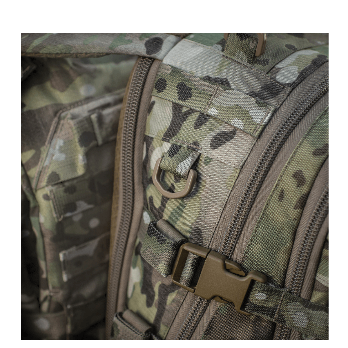 Nærbillede af M-Tac Mission Pack Elite rygsæk med slidstærk Cordura 1000D i camouflage mønster og MOLLE LASER CUT-system.