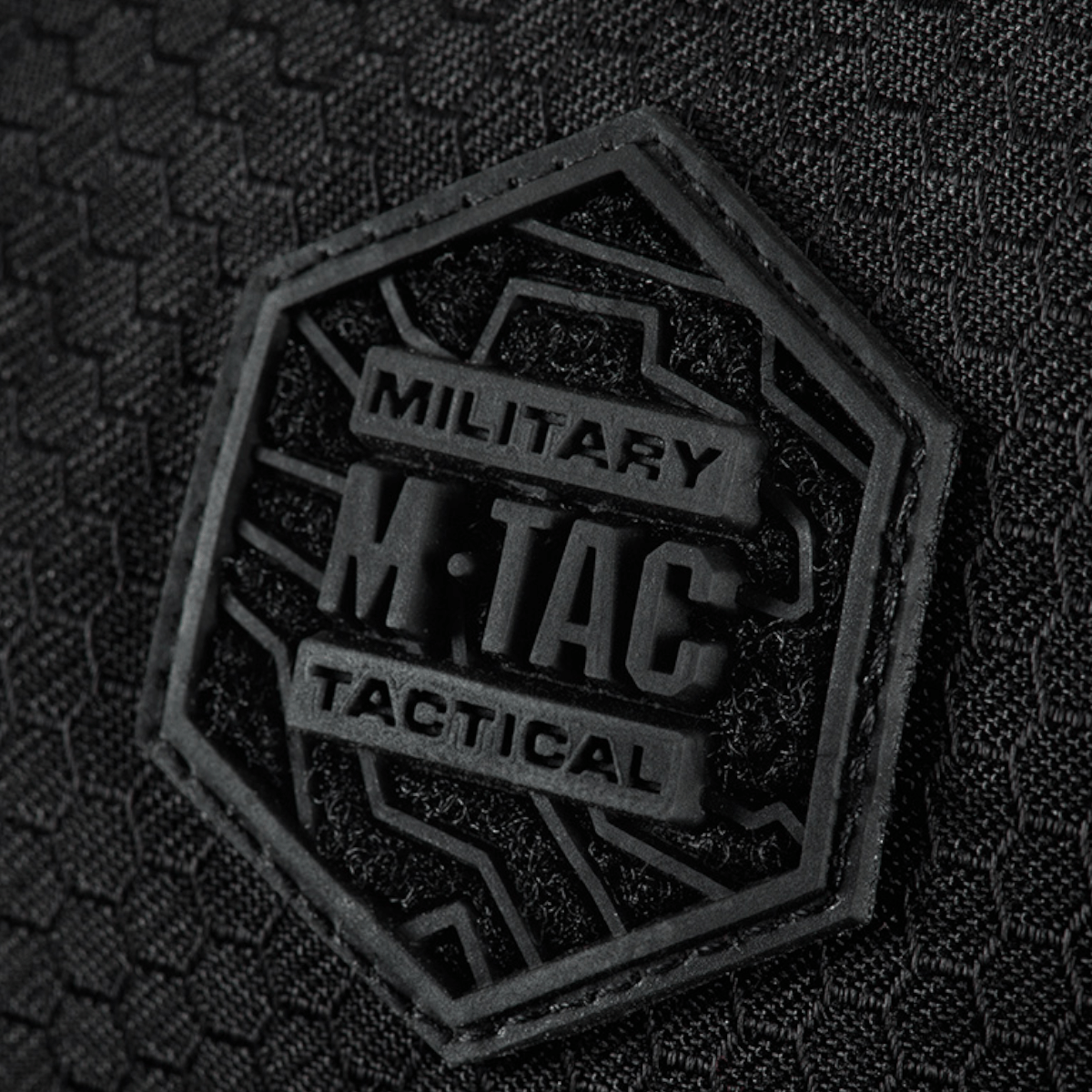 Logo på M-Tac Konvert Taske Elite i slidstærkt Cordura materiale.
