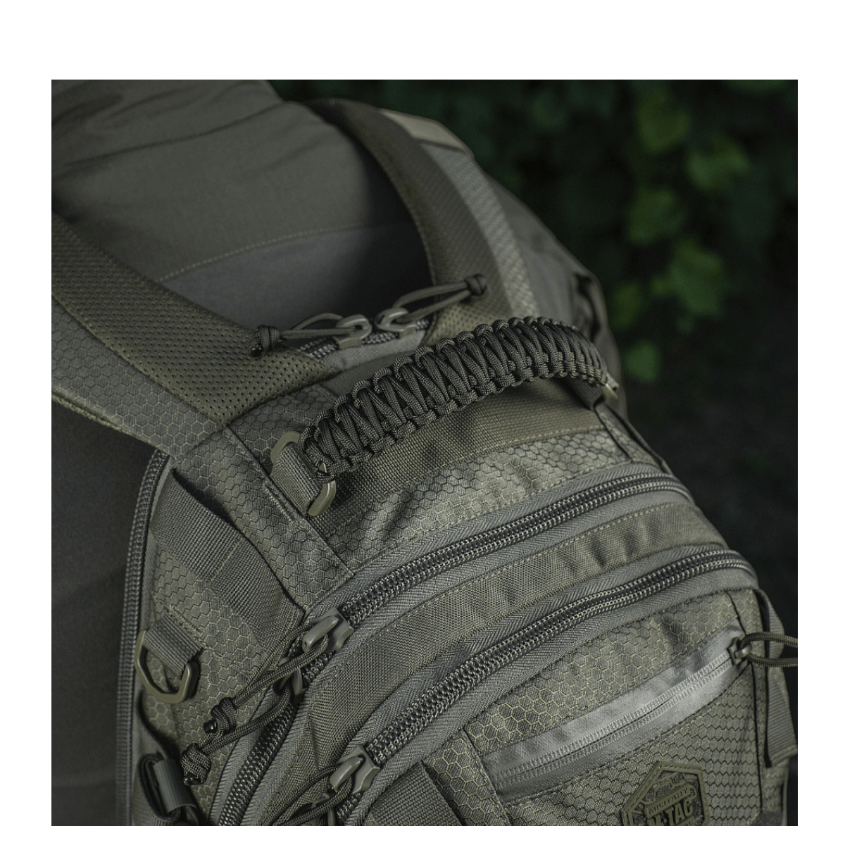 M-Tac Mission Rygsæk Elite Hex med ergonomisk design og Cordura materiale, detaljeret visning af MOLLE LASER CUT-system.