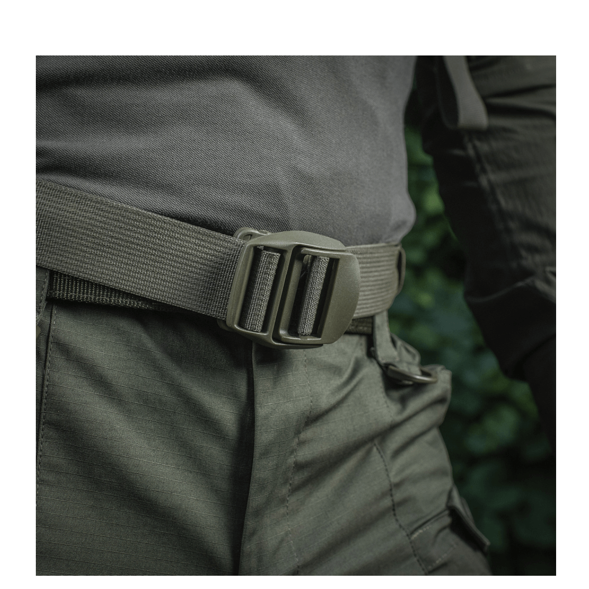 Mand iført M-Tac Mission Rygsæk Elite Hex med Cordura materiale og MOLLE LASER CUT-system, tæt på bælte