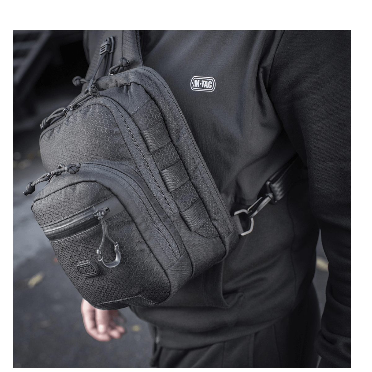 M-Tac Cross Taske Slim Elite Hex båret over skulderen, viser stilfuldt design og holdbar Cordura stof.