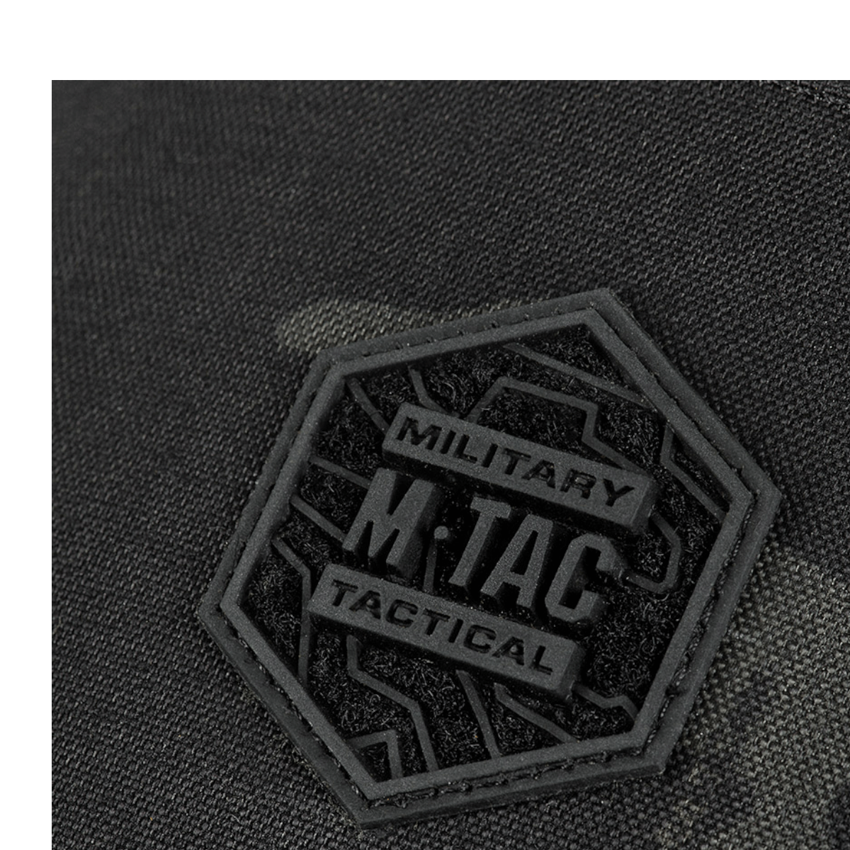 M-Tac Cross Taske Slim Elite Hex logo på tasken i slidstærkt Cordura materiale, close-up af M-Tac mærke.