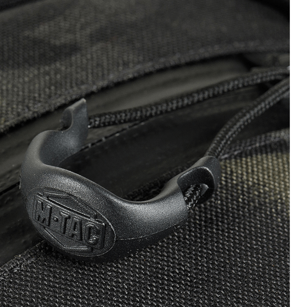 Nærbillede af M-Tac Cross Taske Slim Elite Hex lavet af holdbart Cordura 500 med sorte lynlåse fra YKK.