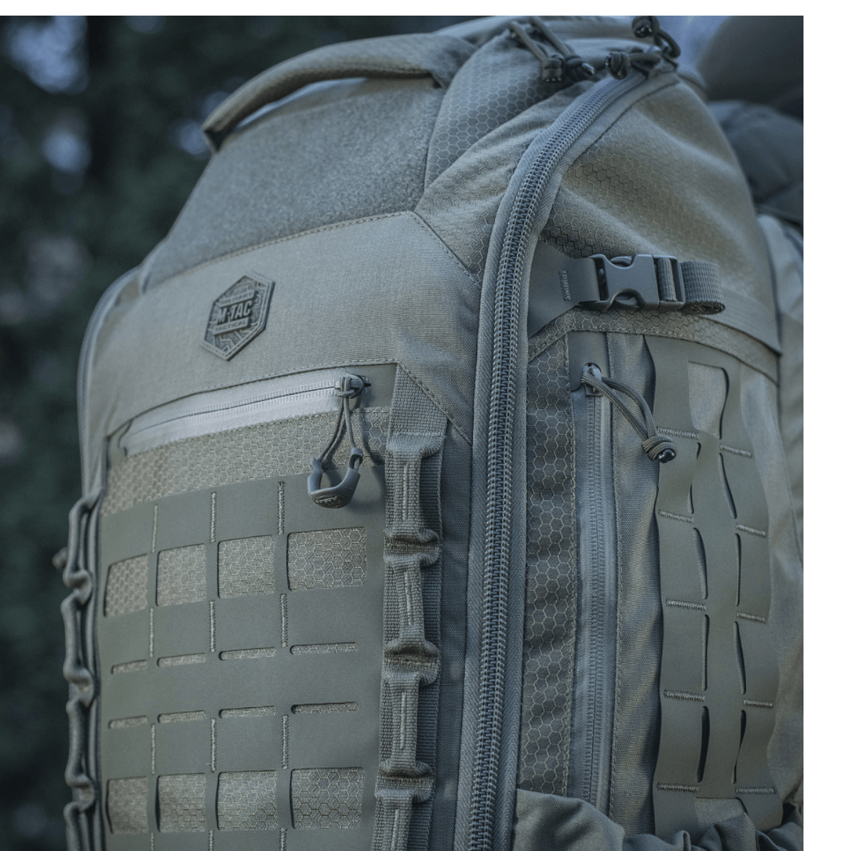 M-Tac Rygsæk Large Elite Hex Gen. IV tæt på i naturen, viser Cordura materialer og funktionelt design