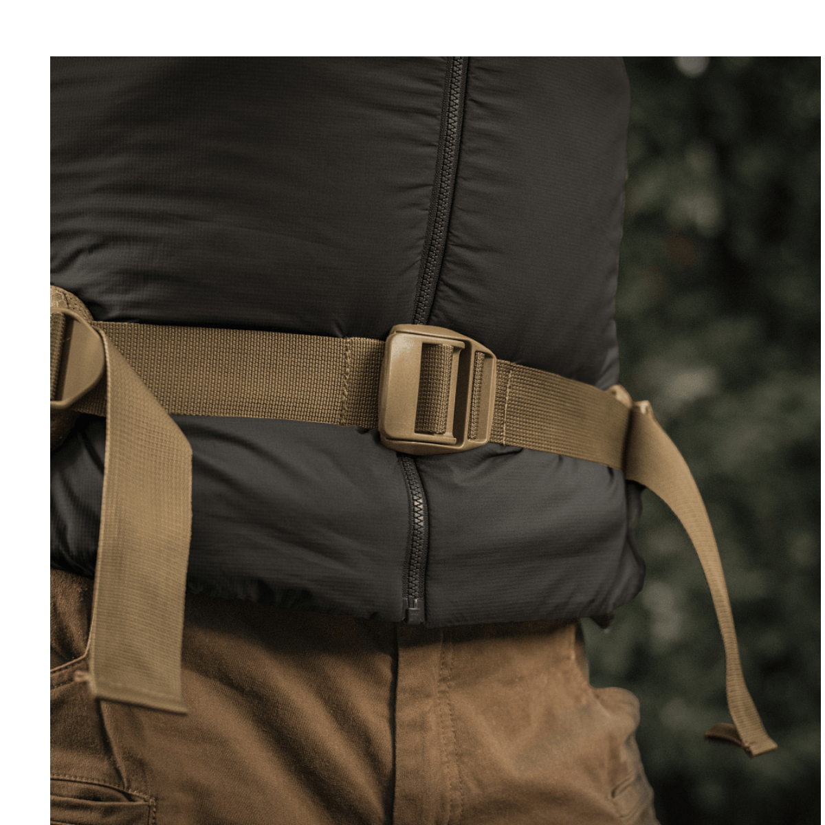 Person iført M-Tac Rygsæk Large Elite Hex Gen. IV med justerbart bælte og holdbare materialer. Fokus på komfort og holdbarhed.