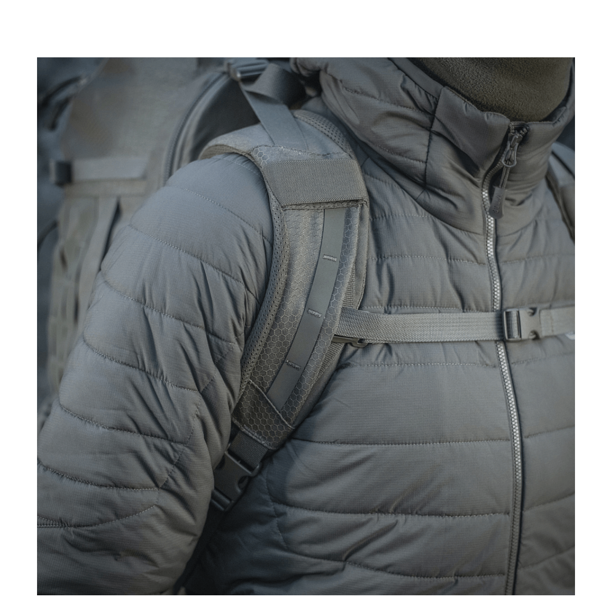 Person iført M-Tac Rygsæk Large Elite Hex Gen. IV med ergonomisk design og holdbart materiale.