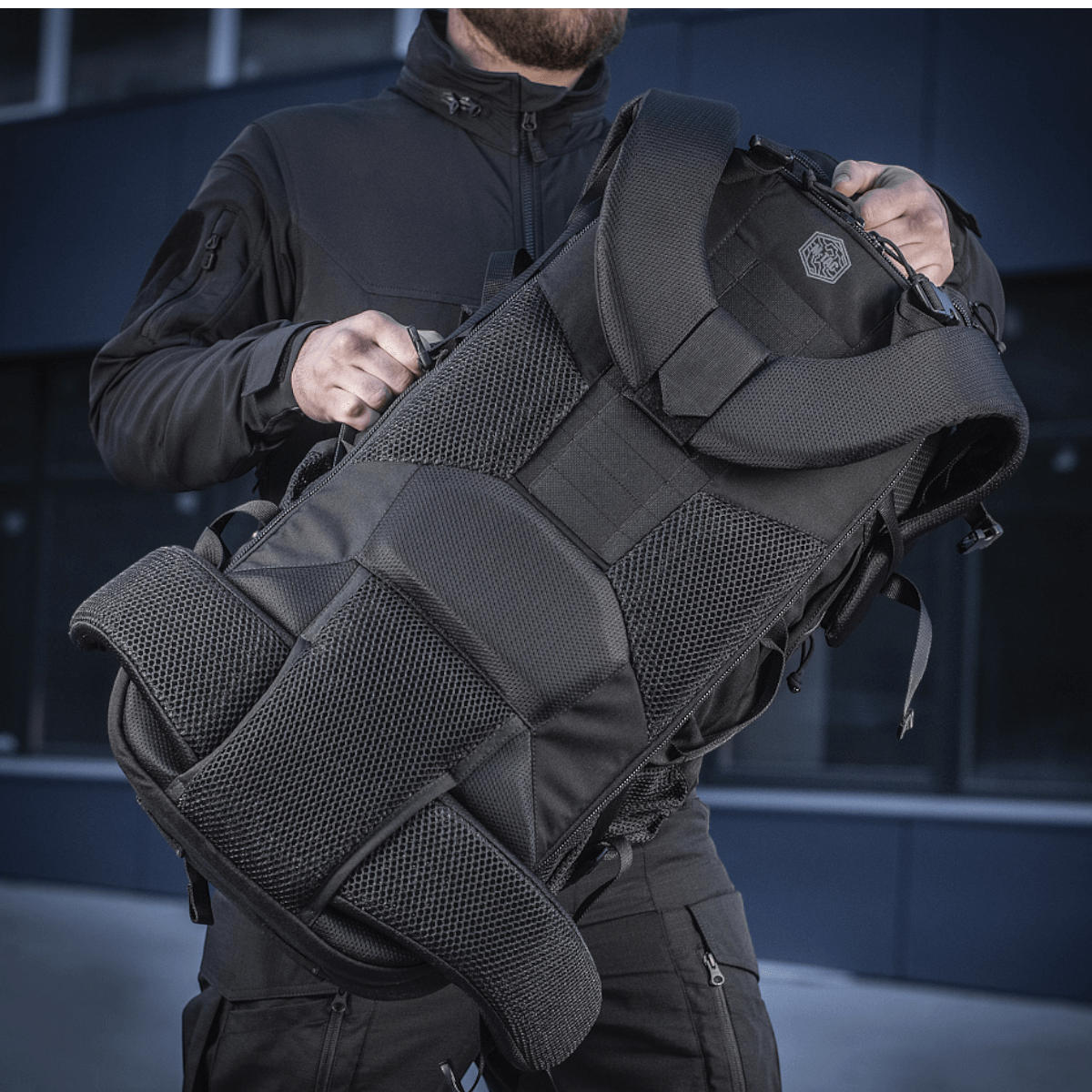 Person holder M-Tac Rygsæk Large Elite Hex Gen. IV med ergonomisk design i holdbare materialer, ideel til transport af våben.