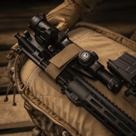 M‑Tac Indlæg til Rygsæk (3 stk) monteret på en rygsæk med våbenholder og Velcro-fastgørelse for sikker transport af AR‑15 eller AK karabin.