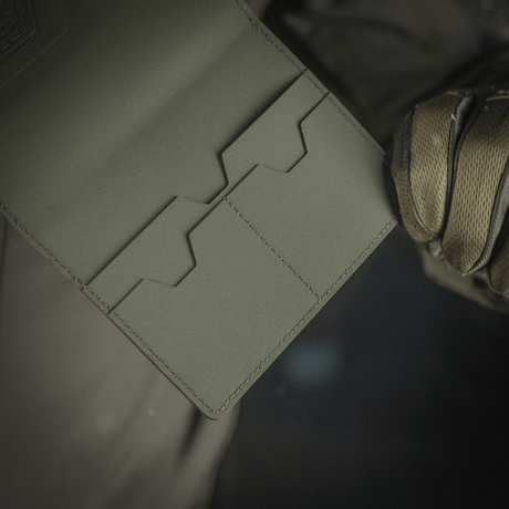 M‑Tac Pascover med indvendige rum til plastkort. Stilfuldt pasbeskytter i polymerkomposit, passer til ukrainske og udenlandske pas.