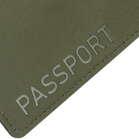 M‑Tac Pascover i polymerkomposit med "Passport"-tryk på forsiden, designet til at beskytte pas mod slid og skader under rejser.