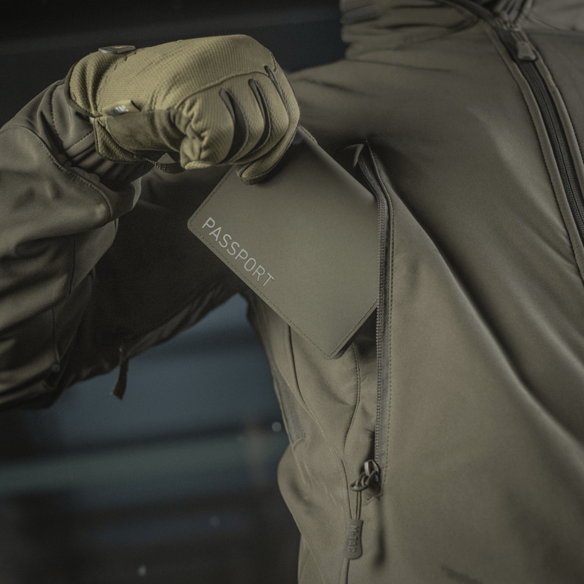 M‑Tac Pascover beskytter pas i lomme, moderne polymer med "Passport" tekst. Holdbart rejsetilbehør til ukrainske og udenlandske pas.