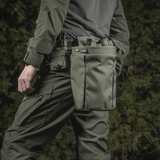 Person wearing M‑Tac Magasinsæk Dump Pouch Lite Elite attached to MOLLE system, demonstrating tactical use.