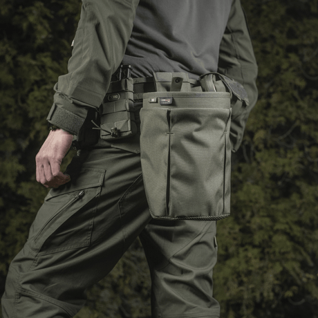 Person wearing M‑Tac Magasinsæk Dump Pouch Lite Elite attached to MOLLE system, demonstrating tactical use.