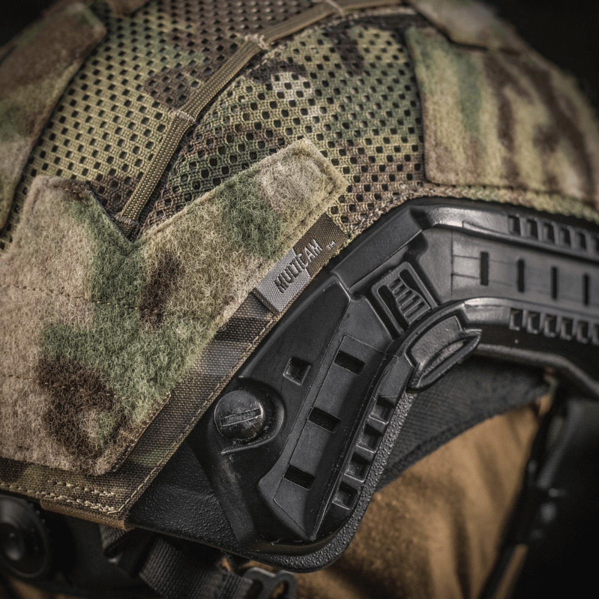 M‑Tac Hjelmcover Shroud Elite i MULTICAM, designet til TOR-D hjelme, med Cordura 500D materialer og velcro-paneler til ID og patches.