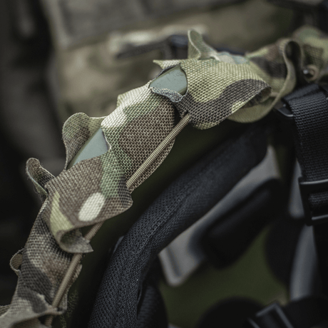 M‑Tac Vilha Hjelmdæksel Elite med MULTICAM-camouflage til beskyttelse af FAST hjelme, viser laser cut design og shock cord pasform.