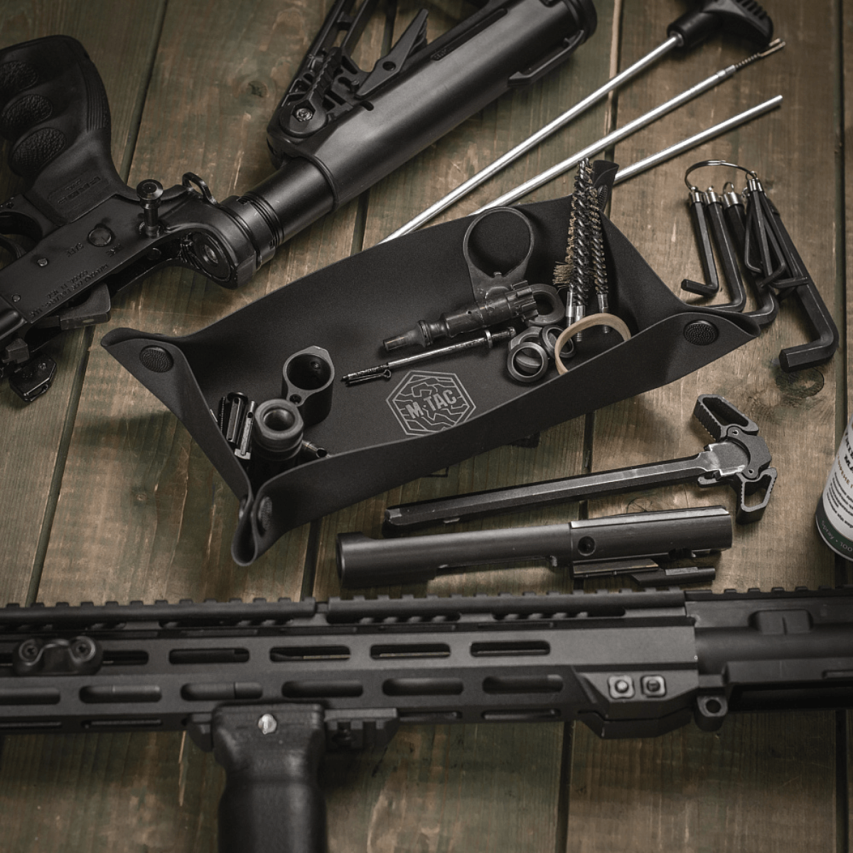 M‑Tac Field Vedligeholdelsesbakke 18x30 cm med våbendelar og rengøringsværktøj på træoverflade.