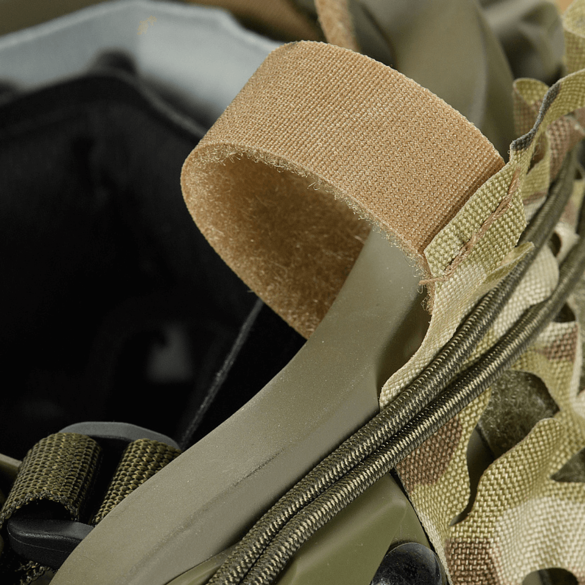 M‑Tac Vilha Hjelmdække FAST i Multicam mønster med Velcro-stropper og justerbar Elastic Shock Cord.