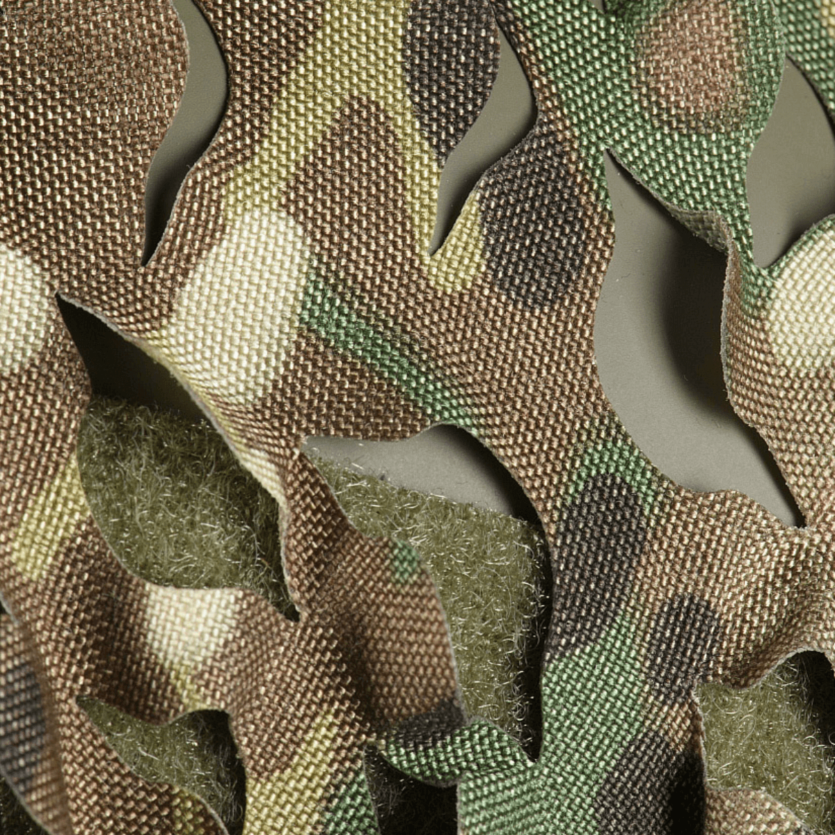 Nærbillede af M‑Tac Vilha Hjelmcover FAST med Multicam mønster, Cordura 500D materiale, perfekt til camouflage og beskyttelse i terræn.