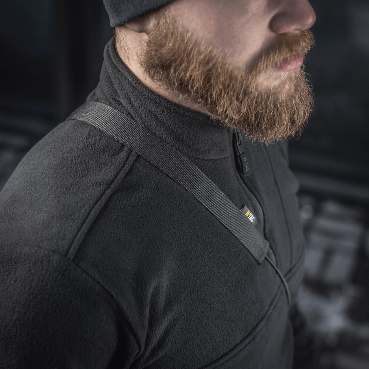 Mand bærer M‑Tac Pocket Bag Elite HEX på skulderen i robust materiale, perfekt til EDC-udstyr, nøgler, værktøj eller dokumenter.